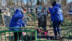 Активисты «Молодой Гвардии» провели работы по благоустройству воинских захоронений в Новом Осколе