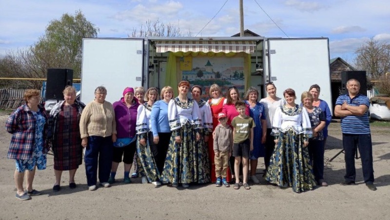Новооскольский мобильный автоклуб совершил концертный круиз по двум отдалённым сёлам муниципалитета