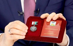Вячеслав Гладков презентовал медаль для бойцов белгородской самообороны 