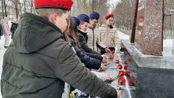 Новооскольские школьники возложили цветы к воинским захоронениям муниципалитета
