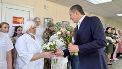 Вячеслав Гладков поздравил работающих в госпитале белгородок с наступающим 8 Марта