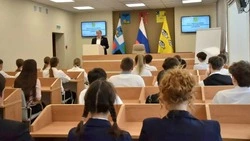 В администрации Новооскольского округа прошёл День открытых дверей для старшеклассников