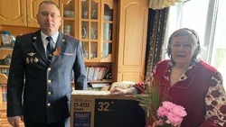 Новооскольские полицейские поздравили вдову ветерана Великой Отечественной войны