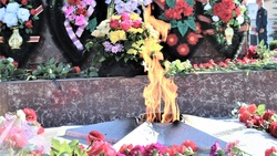 Новооскольцы зажгли свечи у мемориала «Вечный огонь»