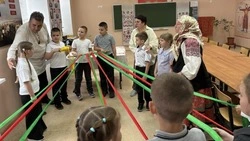 Семейный этнографический коллектив «Истоки» познакомил школьников со старинными ремёслами 