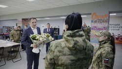 Вячеслав Гладков в преддверии праздника посетил женщин из территориальной обороны  