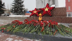 Новооскольцы возложили цветы к мемориальному комплексу «Вечный огонь» в преддверии 23 февраля 