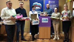 Новооскольские депутаты – единороссы приняли участие в партийной акции «Коробка храбрости»