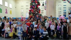 Новооскольские единороссы и администрация округа организовали детский новогодний праздник