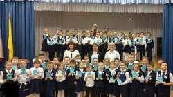 Младшеклассники СОШ с УИОП Нового Оскола вступили в ряды всероссийского движения «Орлята России»