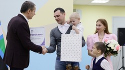 Вячеслав Гладков: 23 молодые семьи получили сертификаты на приобретение или строительство жилья