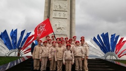 Новоосколькие юнармейцы прошли строем на ежегодном параде по территории Звонницы