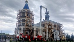 Новые золотые купола освятили и установили на храм села Ольховатка Новооскольского округа
