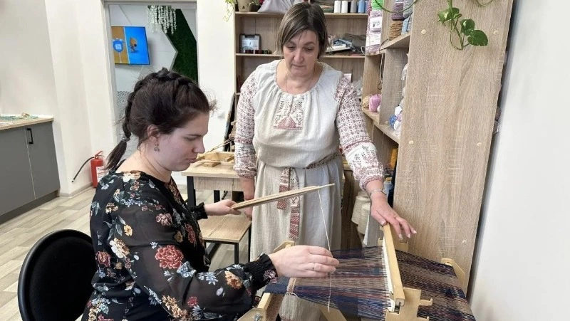 Мастер-класс по ткачеству для будущих мам прошёл в Центре искусств и ремёсел Новооскольского округа