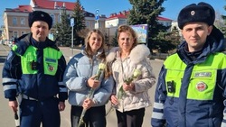 Новооскольские автоинспекторы провели акцию «Цветы для автоледи»