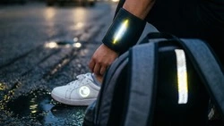 Дорожные полицейские Новооскольского округа напомнили о необходимости носить световозвращатели