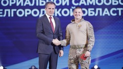 Вячеслав Гладков наградил участников территориальной самообороны Белгородской области