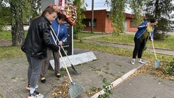 Новооскольские активисты организовали уборку памятников воинам-землякам