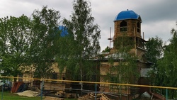 Строители установили новые купола в храме села Тростенец Новооскольского округа
