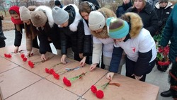 Активисты «Движения Первых» Новооскольского округа почтили память павших в День неизвестного солдата
