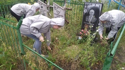 Клуб «Волонтёры Победы» провёл субботник на могиле «сына полка» Василия Татарникова