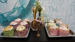 Участницы женского клуба «Призма Новоосколья» испекли пасхальные куличи для бойцов СВО