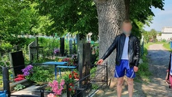 Участковый выявил подозреваемого в повреждении памятника на кладбище в Новом Осколе