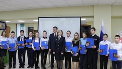 Власти вручили юным новооскольцам паспорта Российской Федерации