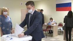 Игорь Лазарев проголосовал первым на одном из избирательных участков в регионе