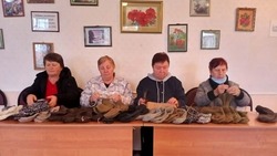 Жители села Ольховатка передали военнослужащим более 40 пар шерстяных носков