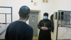 Клирик Новооскольского Успенского собора проверил условия содержания в изоляторе