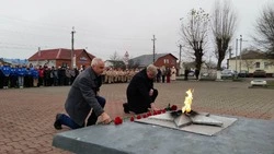 Новооскольцы возложили цветы к мемориалу в День Неизвестного Солдата