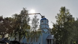 Новые кресты украсили купола Покровского храма в селе Тростенец Новооскольского округа