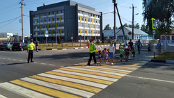 Сотрудники ГИБДД пояснили новооскольским дошкольникам правила поведения на дорогах