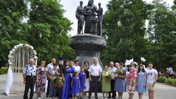 Глава округа Андрей Гриднев вручил медали новооскольцам «За любовь и верность»