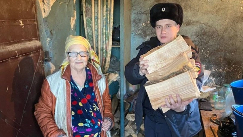 Полицейские Новоосколья помогли одинокой пенсионерке с уборкой снега и заготовкой дров