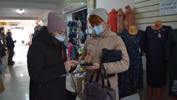 Мониторинговая группа убедилась в проверке QR-кода у посетителей новооскольских магазинов
