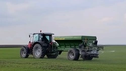 Новооскольские аграрии начали весеннюю подкормку озимых культур и многолетних трав