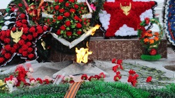 Новооскольцы возложили венки у мемориала «Вечный огонь»