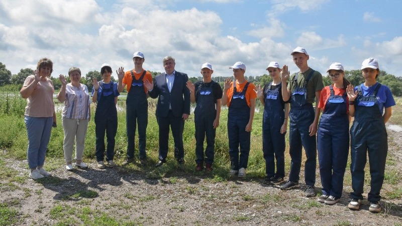 Андрей Миськов оценил условия летнего труда школьников в рыбопитомнике «Шараповский» 