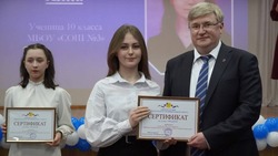 Новооскольские школьники - победители олимпиад получили сертификаты на  денежные премии 