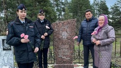 Новооскольцы почтили память погибших при исполнении служебных обязанностей сотрудников полиции
