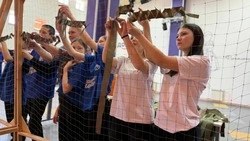 Новооскольские активисты Движения Первых освоили плетение маскировочных сетей для бойцов СВО