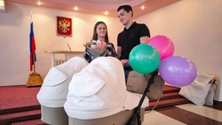 Новооскольская семья Образцовых получила в честь рождения двойни коляску-трансформер от властей 