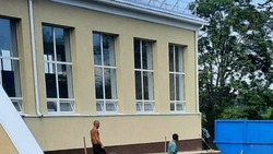 Строители вышли на финальный этап капремонта спортзала в селе Васильдол Новооскольского округа
