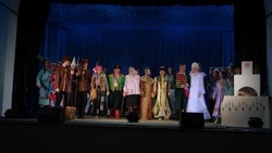 Новооскольский театр «Раёкъ» показал жителям Великомихайловки спектакль по пьесе Леонида Филатова