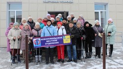 Новооскольские пенсионеры приняли участие в зимнем забеге по скандинавской ходьбе