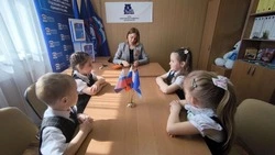 В штабе поддержки «Единой России» новооскольские малыши сделали украшения из георгиевских ленточек
