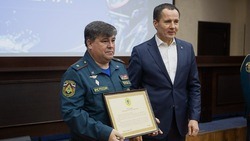 Вячеслав Гладков вручил сотрудникам МЧС региональные награды