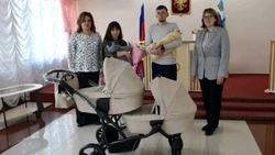 Новооскольские власти поздравили первых двойняшек 2026 года - братьев Алексея и Андрея